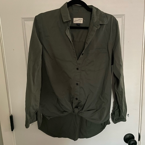 Universal Threads Button-down with tie bottom, S - Picture 1 of 3